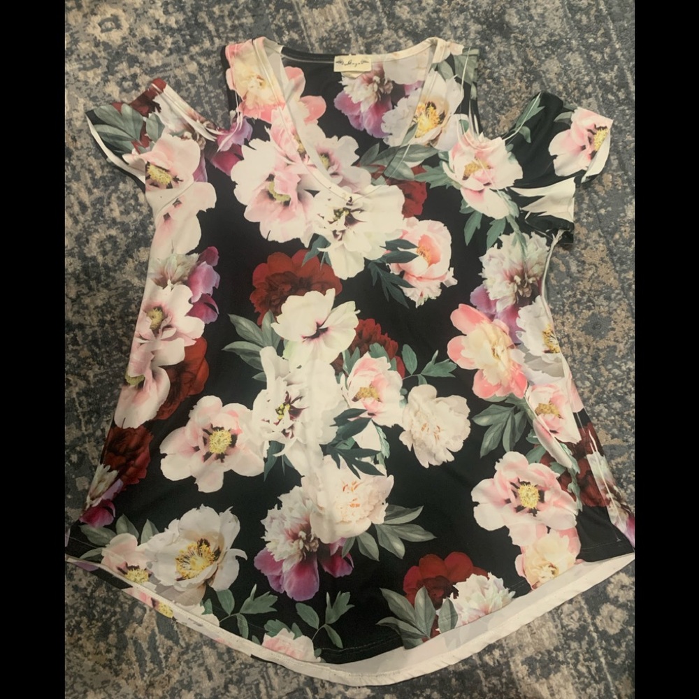 Floral top- shoulder cut out loose fitting